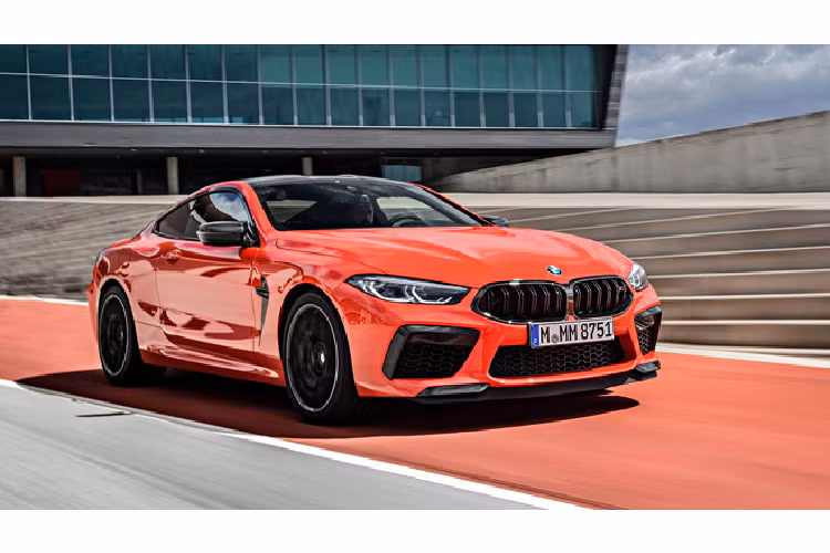 Giá bán và thông số kỹ thuật của mẫu xe BMW M8 tại Việt Nam vừa được hé lộ. Cụ thể, mẫu xe thể thao có giá bán 12,939 tỷ đồng, cạnh tranh với mẫu Mercedes-AMG GT-R giá 11,6 tỷ đồng vừa ra mắt khách hàng trong nước. Trong dải sản phẩm của BMW Việt Nam, M8 Competition là mẫu xe có giá bán cao nhất ở thời điểm hiện tại.