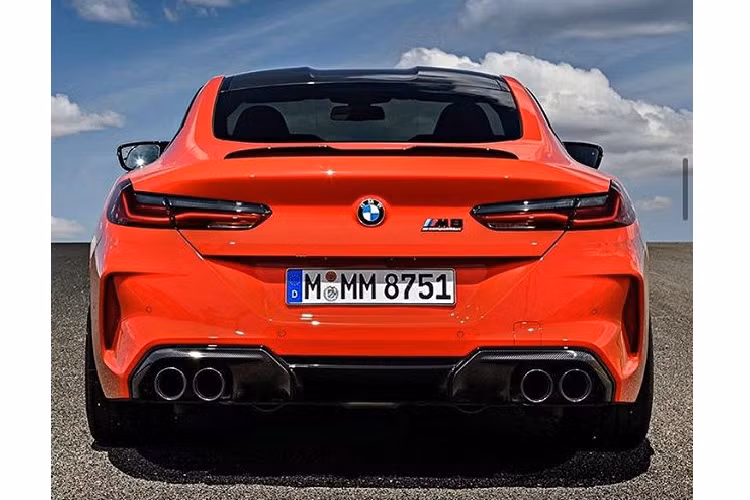 BMW M8 Competition 2020 mới có lưới tản nhiệt quả thận cỡ vừa, và được trang bị bộ bodykit M Sport, có thể dễ nhận ra hốc hút gió mở rộng phía trước và hốc thoát gió vòm bánh trước thiết kế lại. Cụm đèn chiếu sáng chính dùng công nghệ BMW Laserlight. Đèn hậu thanh mảnh có thiết kế tương tự một số mẫu BMW khác như 3-Series hay X6.