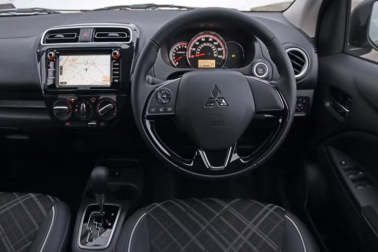 Ra mắt tại Thái Lan vào hồi Tháng 11/2019, phiên bản xe giá rẻ Mitsubishi Mirage này được cải tiến khi phần đầu xe được tái thiết kế với tấm lưới tản nhiệt và cản trước dạng ‘Dynamic Shield’ đặc trưng, cùng phần đèn pha thế hệ mới sử dụng công nghệ LED.