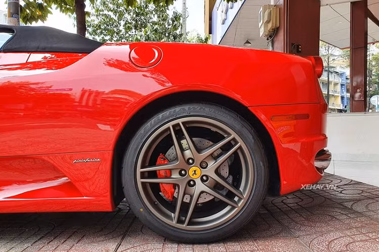Một thời gian sau, Ferrari F430 Spider này được thông quan và bán lại cho một đại lý chuyên kinh doanh siêu xe trên đường Trần Phú, quận 5, TP.HCM. Xe được trang bị động cơ V8, dung tích 4,3 lít, sản sinh công suất tối đa 483 mã lực và mô-men xoắn cực đại 465 Nm tại 5.250 vòng/phút.