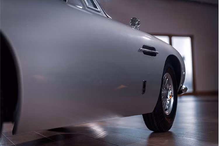 Giá xe Aston Martin DB5 Junior phiên bản "nhi đồng" này có giá khởi điểm 35.000 bảng Anh (tương đương 1,08 tỷ đồng), trong khi bản mạnh hơn DB5 Vantage Junior có giá từ 45.000 bảng Anh (tương đương 1,39 tỷ đồng).