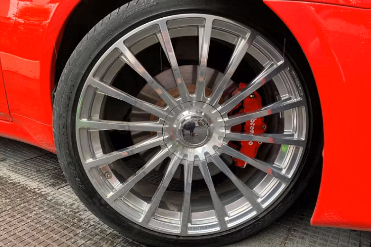 Sau hơn nhiều năm sử dụng, ngoại thất chiếc G37 Coupe này đã được chủ xe thay mâm đồ chơi CNC mang kích thước 20 inch theo phong cách Mercedes-AMG S65 sedan, nhìn qua khá hợp với dáng xe.