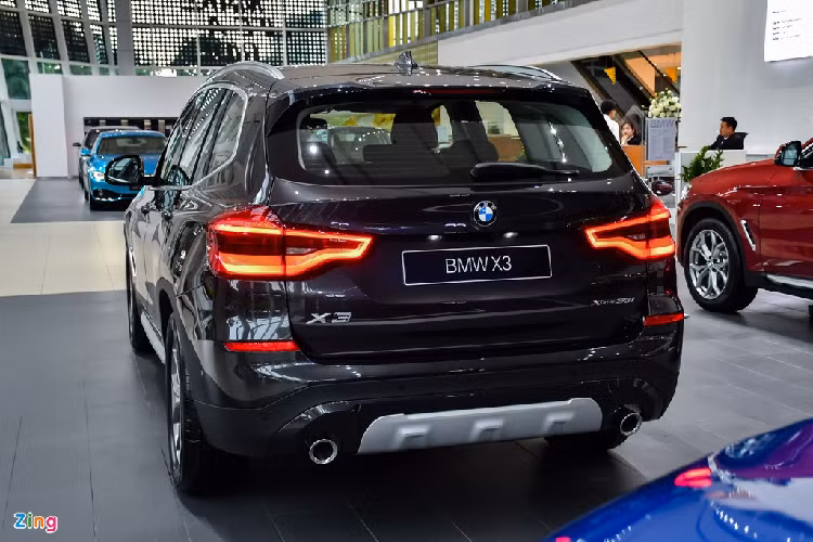 Phần đuôi của 3 phiên bản BMW X3 2020 không có sự khác biệt. Mẫu xe gầm cao Đức có đèn hậu LED thiết kế sắc sảo và được tạo hiệu ứng thị giác 3D đẹp mắt. Những chi tiết góp phần tăng tính thể thao cho X3 gồm có cánh lướt gió cỡ lớn, cản sau cỡ lớn và 2 ống xả kép mạ crôm. 