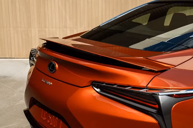Để tạo nên một màu sơn, các kỹ sư màu của Lexus đã phải thử nghiệm nhiều lần trong một khoảng thời gian dài. Quá trình này nhằm đảm bảo màu sắc của chiếc xe sẽ chính xác nhất, không phụ thuộc vào bất kỳ điều kiện ánh sang bên ngoài và bất kỳ thời điểm nào trong năm.