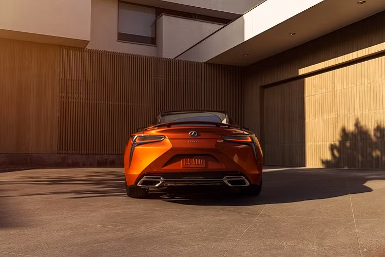 Giá xe Lexus LC 500 2021 sẽ khởi điểm từ 92.950 USD trong khi bản hybrid lai điện LC 500h sẽ được bán với giá từ 97.510 USD.