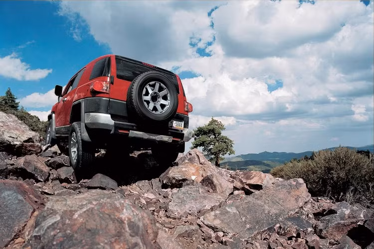 Tại thị trường UAE, giá xe Toyota FJ Cruiser 2020 khởi điểm từ 147.000 AED (khoảng 40.021 USD hay 940 triệu đồng). Con số tương ứng ở thị trường Nam Phi là 678.100 Rand (khoảng 37.307 USD hay 883 triệu đồng). Video: Khám phá huyền thoại xe 2 cầu Toyota FJ Cruiser (nguồn VTC).