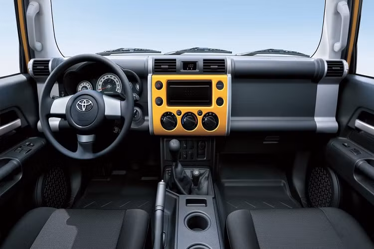 Những tưởng rằng Toyota FJ Cruiser đã biến mất khỏi thị trường xe mới trên toàn cầu. Thế nhưng hóa ra, mẫu SUV này hiện vẫn còn đang bám trụ tại 2 thị trường là Các tiểu vương quốc Ả-Rập thống nhất (UAE) và Nam Phi.