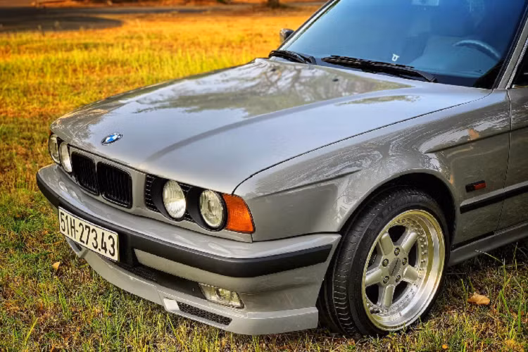 Động cơ của BMW 525i là loại 6 xi lanh thẳng hàng M50B25TU sản sinh công suất tối đa 184 mã lực tại 6.000 vòng/phút, lực mô men xoắn tối đa 237 Nm tại 4.200 vòng/phút. Theo công bố của nhà sản xuất, chiếc BMW 525i đời 1995 này cần khoảng 8,4 giây để tăng tốc lên 100 km/giờ.