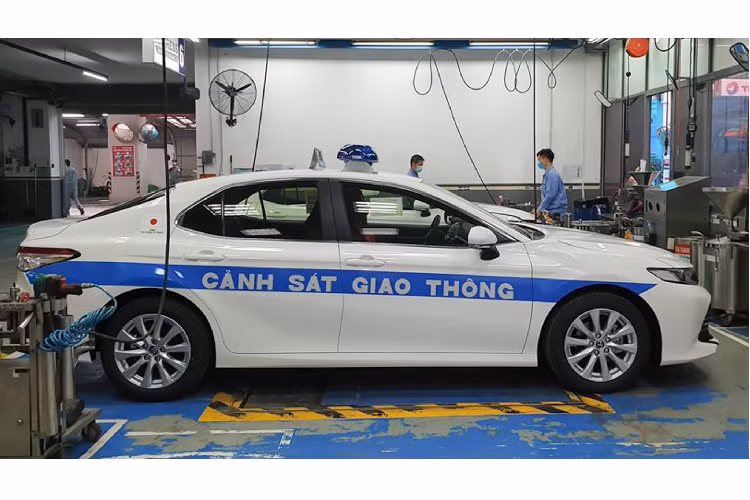 Ngoại thất Camry 2.0 LE khá giống Camry phiên bản 2.0G đang bán tại Việt Nam từ thiết kế cho đến bộ mâm 17 inch. Nội thất xe cảnh sát Camry đã được bổ sung thêm bộ đàm cùng nhiều trang bị chuyên dụng.