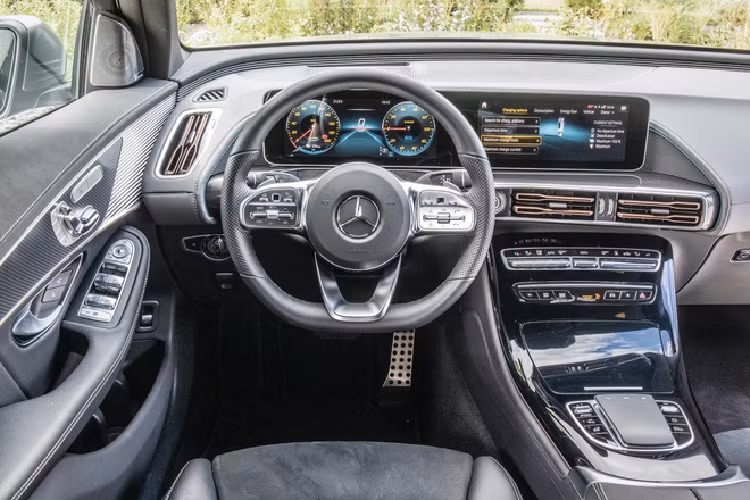 Doanh số Mercedes-Benz EQC cực thấp nếu so với đối thủ Audi (192 chiếc e-tron). Mẫu xe điện của Audi đoạt doanh số 478 chiếc trong tháng đầu tiên bán ra thị trường (3/2019), theo số liệu của KBA.