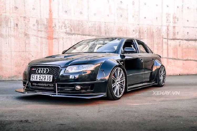 Với bộ widebody mới, chiếc xe trông hầm hố và cá tính hơn hẳn. Được biết, chiếc xe sang Audi A4 2004 độ này là sản phẩm của một garage khá nổi tiếng chuyên độ xe drift tại Sài Gòn.
