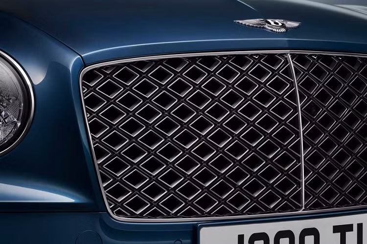 Trong số các thay đổi, Mulliner chủ yếu tập trung vào việc nâng cấp khoang cabin của Continental GT Convertible. Có thể dễ dàng nhận thấy các họa tiết hình kim cương trên bề mặt da ghế, tấm ngưỡng cửa và nắm đậy phần mui gập, tương tự phong cách của tấm lưới tản nhiệt. Phía công ty sử dụng các đường khâu tương phản với toàn bộ 400.000 mũi chỉ trên để hoàn thiện và trang hoàng cho khoang nội thất.