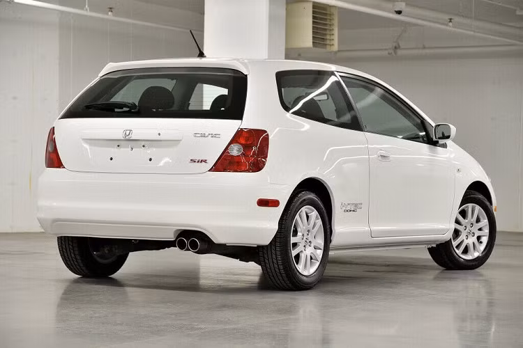 Cách đây không lâu, hãng Honda cũng đã tung ra phiên bản 2021 của dòng Civic Sedan tại thị trường Mỹ. Ở phiên bản 2021, Honda Civic Sedan không còn dùng hộp số sàn nữa. Thay vào đó, mọi bản trang bị của mẫu sedan cỡ C này đều dùng hộp số biến thiên vô cấp CVT.
