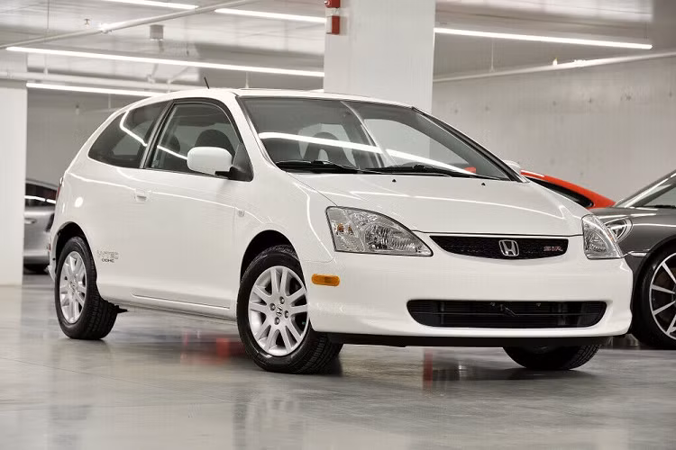 Dù bị lấn át bởi SUV nhưng mẫu xe con Honda Civic vẫn chưa bao giờ hết "hot" tại thị trường Bắc Mỹ. Do đó, không có gì lạ khi những mẫu xe Honda Civic đời cũ vẫn liên tục tăng giá trên thị trường ô tô cũ. Chiếc Honda Civic SiR thuộc thế hệ E93 dưới đây là một ví dụ điển hình. SiR là phiên bản thể thao của dòng Honda Civic đời cũ tại thị trường Canada và mang kiểu dáng hatchback. Trong khi đó, tại thị trường Mỹ, Honda Civic SiR được gọi bằng cái tên Si.