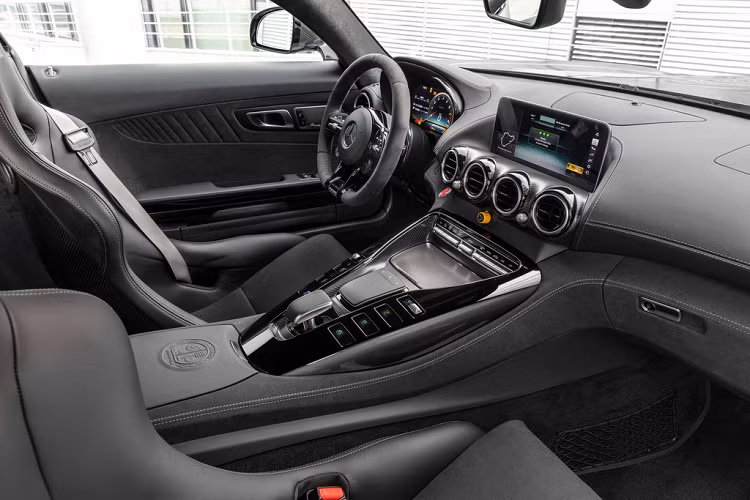 Nội thất của mẫu xe thể thao Mercedes-AMG GT R Pro trông hiện đại và thể thao hơn nhờ được trang bị thêm cụm điều khiển AMG Dynamic tích hợp và vô lăng AMG Performance thế hệ mới.