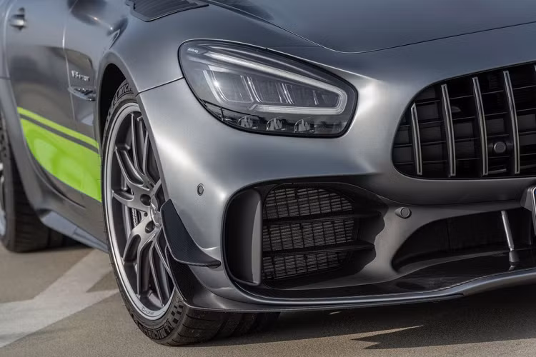 So với GT R tiêu chuẩn, GT R Pro có thời gian hoàn thành một vòng đường đua "địa ngục xanh" Nurburgring nhanh hơn 6 giây. Điều này phần lớn nhờ vào các cải tiến khí động học như bộ chia gió phía trước được mở rộng, có thêm các khe hướng gió 2 bên...
