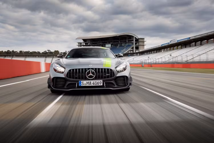 Mercedes-AMG đặc biệt chỉ sản xuất 750 chiếc Mercedes-AMG GT R Pro 2021 và được xem là dòng xe cao cấp nhất ở thời điểm hiện tại trong gia đình GT. Trong tương lai, GT R Pro 2021 sẽ phải lùi xuống vị trí thứ 2 do sự xuất hiện của GT R Black Series.