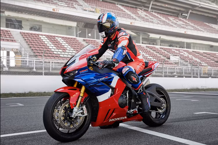 Dù sao, có thể đảm bảo rằng tốc độ tối đa của Honda CBR1000RR-R trị giá bạc tỷ sắp có mặt tại Việt Nam sẽ vượt qua con số 300km/h. Hãy chờ xem
