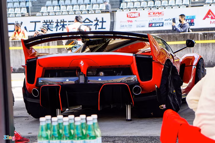 Cùng với cánh gió mới, FXX-K Evo còn sở hữu hốc gió cỡ lớn ở phía sau hốc bánh sau. Bên cạnh việc giảm lực cản, hốc gió này còn giúp tăng lực ép xuống mặt đường. Dưới gầm vẫn là hệ thống khe gió định hướng quen thuộc trên những mẫu xe hiệu suất cao. 