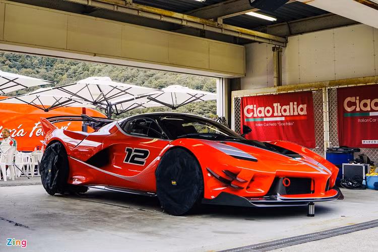 Ferrari FXX-K Evo - tên đầy đủ là FXX-K Evoluzione - được ra mắt vào tháng 10/2017 tại sự kiện kỷ niệm 70 năm thành lập của Ferrari. Đây là phiên bản nâng cấp của chiếc FXX-K. Evo là hậu tố quen thuộc, được dùng cho phiên bản nâng cấp của dòng Ferrari XX như FXX và 599XX.