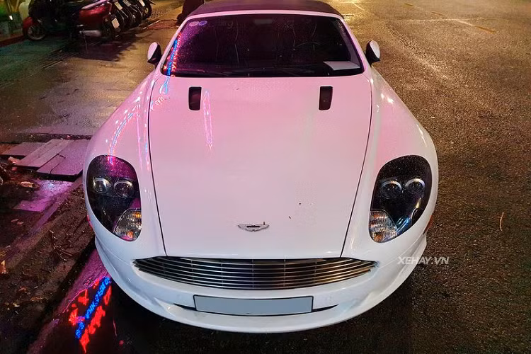 Aston Martin DB9 đời 2004 sử dụng động cơ V12 6.0L, công suất 470 mã lực và mô men xoắn 569Nm. Với phiên bản 2013, xe thay đổi nhiều về mặt ngoại thất cũng như công suất động cơ tăng lên 510 mã lực và mô men xoắn 620Nm. Xe tăng tốc từ 0-100 km/h trong 4,9 giây, tốc độ tối đa 300 km/h. Mặc dù vậy, hãng sản xuất giới hạn vận tốc tối đa ở 266 km/h nhằm bảo vệ mui bạt phía trên.
