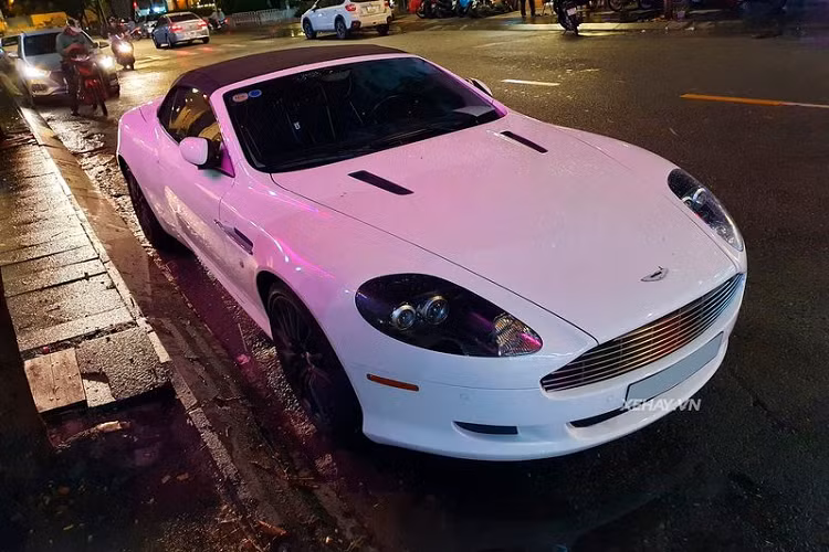 Theo tìm hiểu, siêu phẩm Aston Martin DB9 Volante trong bài viết từng thuộc sở hữu của ông chủ Tập đoàn cà phê Trung Nguyên. Sau khi về tay chủ nhân mới, chiếc xe tiếp tục được giữ lại màu sơn trắng nguyên bản cùng các trang bị kèm theo.