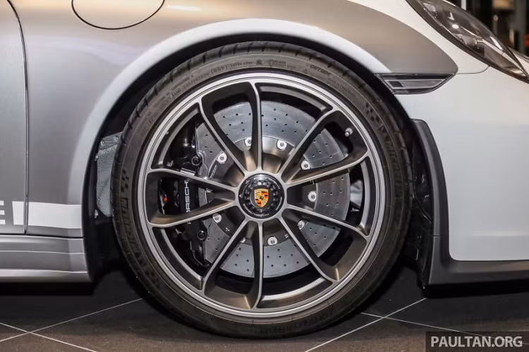Xe sở hữu bộ la-zăng có thiết kế tương đồng với mẫu xe thể thao hiệu suất cao Porsche 911 GT3.