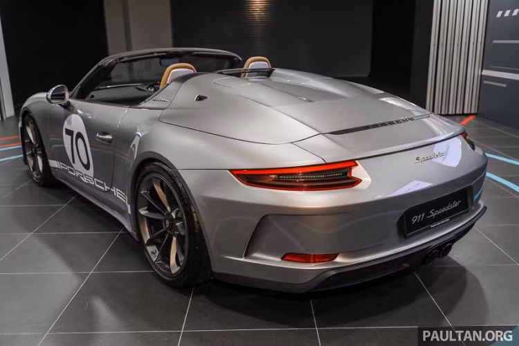 Vẻ đẹp của chiếc xe thể thao mui trần Porsche 911 Speedster đầu tiên đến thị trường Malaysia.