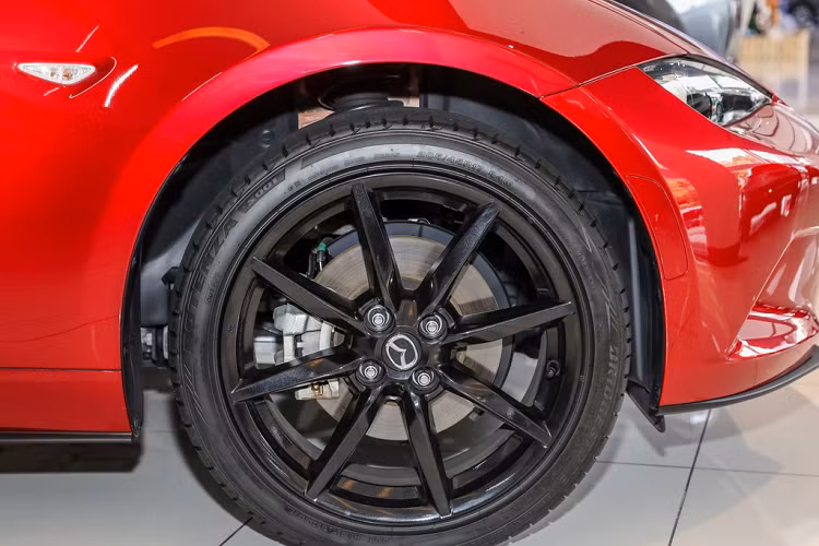 Trang bị tiêu chuẩn trên Mazda MX-5 RF 2020 mới bao gồm bộ mâm hợp kim 17 inch màu đen bóng, đèn pha LED chủ động, gạt mưa tự động...