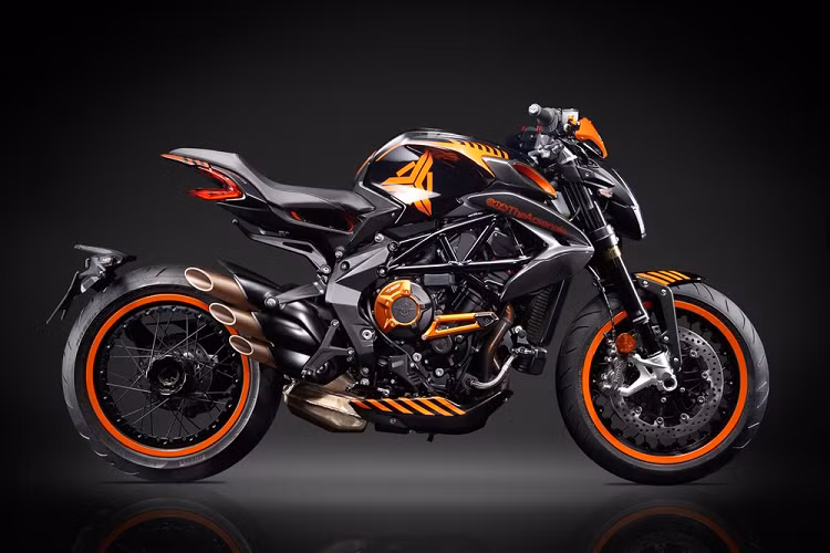 Trong khi Scrambler là mẫu xe có nhiều phiên bản nhất của Ducati thì MV Agusta cũng có một mẫu xe với nhiều phiên bản đặc biệt là Dragster 800. Mới đây, MV Agusta vừa tiếp tục tung ra một phiên bản mới cho dòng xe này với cái tên MV Agusta Dragster 800 RR TheArsenale Edition.