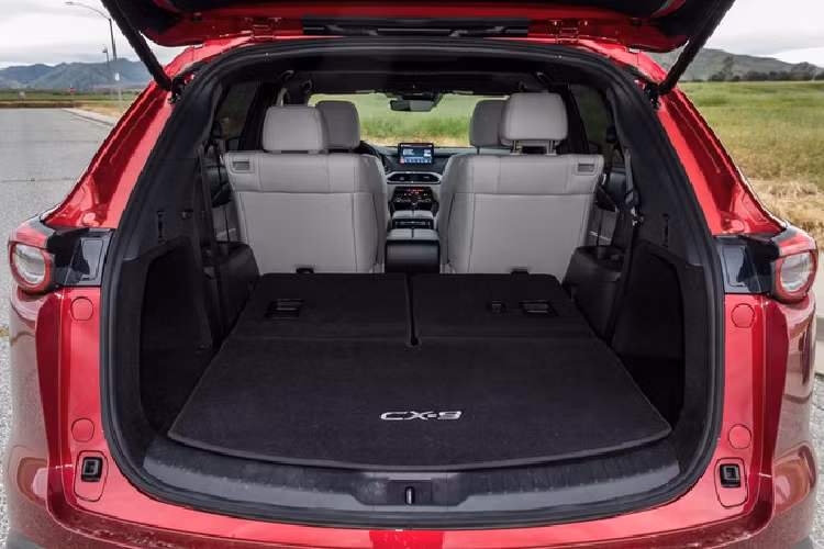 Ngay cả cấu hình tiêu chuẩn CX-9 Sport cũng được trang bị đầy đủ với hàng ghế trước có chức năng sưởi ấm, vô lăng bọc da, điều hoà không khí tự động ba vùng, ghế lái chỉnh điện 6 hướng đi kèm đệm đỡ lưng có thể tuỳ chỉnh, hỗ trợ kết nối Bluetooth, hai cổng USD, chìa khoá thông minh và nút khởi động start/stop.