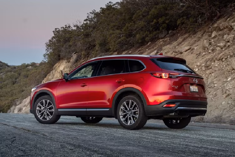 Giá xe Mazda CX-9 2021 bản Sport khởi điểm từ 33.960 USD đối với hệ dẫn động cầu trước và 35.860 USD đối với hệ dẫn động bốn bánh. Cấu hình cao cấp nhất Signature có giá bán 46.605 USD với hệ dẫn động bốn bánh là trang bị tiêu chuẩn.