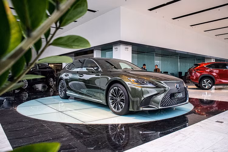 Lexus LS là dòng xe sedan hạng sang cỡ lớn đến từ thương hiệu Nhật Bản, đến nay những chiếc xe hơi này đã có mặt trên toàn cầu tròn 30 năm và nhận được sự yêu thích của đông đảo người tiêu dùng. Tại Việt Nam, dòng xe sang Lexus LS cũng nhận được sự phản hồi tích cực của người tiêu dùng mặc dù mức giá xe khá cao.