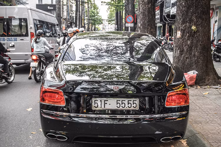 Khác biệt rõ ràng và ảnh hưởng trực tiếp đến mức giá bán của Bentley Flying Spur W12 và V8 chính là việc trang bị động cơ. Bentley Flying Spur của nữ ca sĩ Lệ Quyên chỉ sử dụng động cơ V8, tăng áp kép, dung tích 4.0 lít, sản sinh công suất tối đa 500 mã lực tại vòng tua máy 6.000 vòng/phút và mô-men xoắn cực đại 660 Nm.