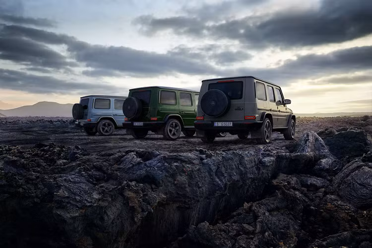 Mercedes-Benz G-Class là dòng SUV lâu đời và mang tính biểu tượng của hãng xe Đức. Dòng G-Class ra đời từ năm 1972 dưới dạng xe concept khi Daimler-Benz hợp tác với Steyr-Daimler-Puch. Dòng G-Class được thiết kế để mang lại khả năng vận hành vượt trội và bền bỉ trên những địa hình khắc nghiệt. Phiên bản sản xuất của mẫu concept này được sản xuất vào năm 1979.