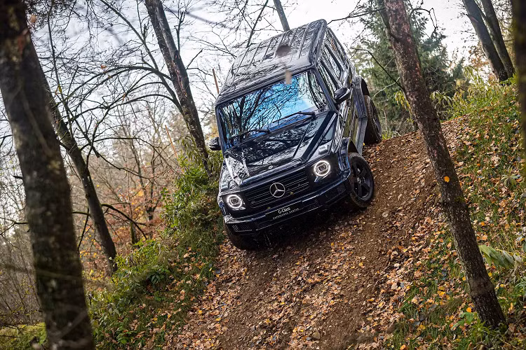 Ban đầu, Mercedes-Benz G-Class được cung cấp với nhiều biến thể khác nhau, trong đó là kiểu thân xe Station Wagon đi kèm với các phiên bản chiều dài cơ sở ngắn và dài, bên cạnh phiên bản mui trần (Cabriolet) có chiều dài cơ sở ngắn. G-Class ban đầu đi kèm với 4 lựa chọn động cơ mang công suất dao động từ 71 – 154 mã lực.