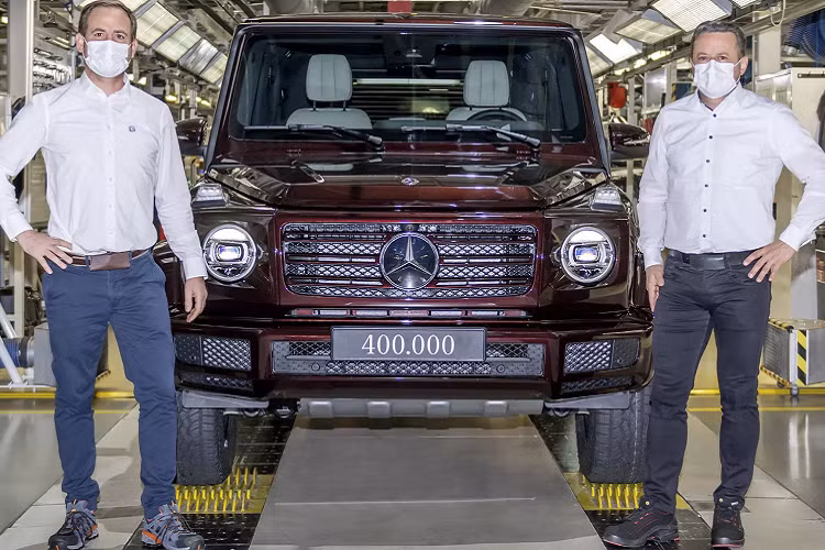 Hãng Mercedes-Benz đang đánh dấu kỷ niệm cột mốc quan trọng đối với dòng SUV lâu đời và nổi tiếng của thương hiệu - G-Class, khi chiếc SUV Mercedes-Benz G-Class thứ 400.000 thuộc phiên bản G400d, màu đỏ sử dụng động cơ dầu 6cyl thẳng hàng (I6) dung tích 3.0L cho công suất tối đa 325 mã lực và mô-men xoắn cực đại 700Nm, đã lăn bánh ra khỏi dây chuyền sản xuất tại nhà máy Magna Steyr tại Graz, Áo.