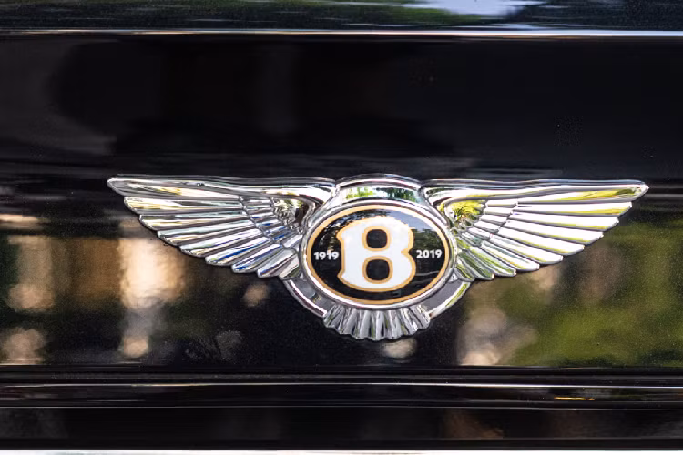 Chiếc xe này được sản xuất trong giai đoạn kỷ niệm 100 năm thành lập thương hiệu Bentley (1919-2019) nên chính vì thế mà logo Bentley của xe được khắc thêm dòng số 1919-2019 như một biểu tượng nhằm ghi dấu lại cột mốc 100 năm với nhiều thành tựu mà thương hiệu này đã đạt được trong suốt quá trình phát triển của mình.