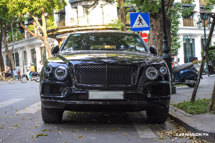 Gần đây, phiên bản Bentley Bentayga Design Series mới đã “bất ngờ” xuất hiện tại Việt Nam. Theo một số thông tin, chiếc xe đã được chính đại lý Bentley tại Việt Nam nhập khẩu và phân phối tới tay khách hàng. Phiên bản này được phụ trách phát triển bởi bộ phận cá nhân hóa nổi tiếng Mulliner đến từ chính thương hiệu Bentley với 4 tùy chọn màu sắc ngoại thất khác nhau.