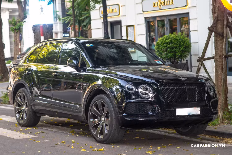 Theo một số nguồn tin cho hay, giá xe Bentley Bentayga 2020 phiên bản Design Series mới chính hãng này tại Việt Nam có thể đến gần 20 tỷ đồng.