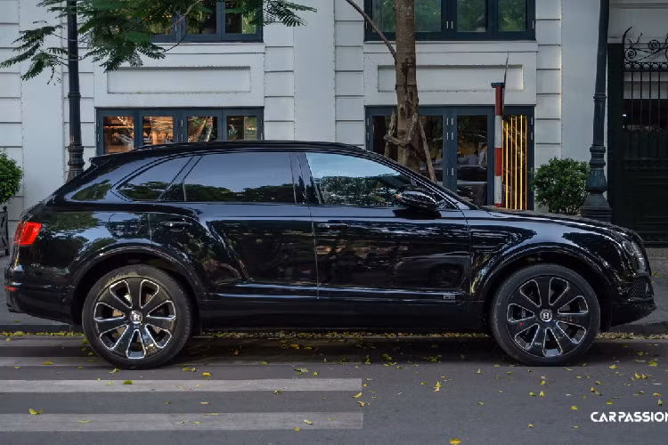 Phiên bản này của Bentayga V8 được trang bị bộ mâm Paragon màu xám Palladium đến từ Mulliner. Bộ mâm 7 chấu to bản này được sơn màu xám đậm với phần viền bánh xe được đánh bóng sáng màu. Cho dù số lượng Bentley Bentayga tại Việt Nam rất nhiều những tính đến nay mới chỉ có đúng 2 chiếc được trang bị tùy chọn mâm đa chấu này, đa số xe còn lại đều được sử dụng bộ mâm 5 chấu đơn đầy quen thuộc của dòng Bentayga.