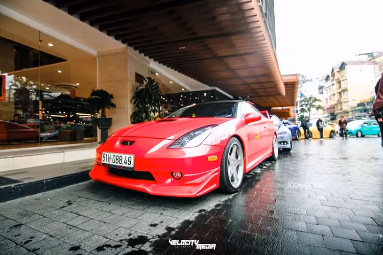 Chiếc Toyota Celica 2005 độ JDM trong bài viết thuộc sở hữu của một Youtuber nổi tiếng tại Việt Nam.