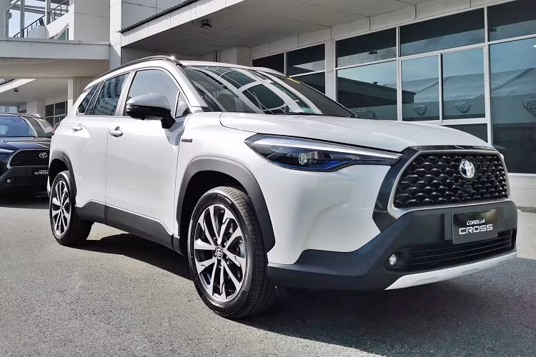 Phiên bản Toyota Corolla Cross 1.8 Sport này có giá tại thời điểm ra mắt là 959,000 baht (tương đương 710 triệu đồng) và sở hữu nhiều trang bị, tiện nghi đáng kể. Toyota Corolla Cross 1.8 Sport sử dụng động cơ xăng 1.8L 4 xy lanh, Dual VVT-i, cho công suất 140 mã lực tại vòng tua 6.000 vòng/phút và mô men xoắn cực đại 177 Nm tại vòng tua 4.000 vòng/phút. Đi cùng là hộp số vô cấp Super CVT-i.