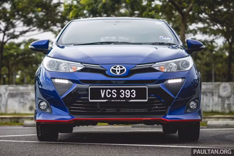 Cụm lưới tản nhiệt trên mẫu xe sedan Toyota Vios 2020 facelift có thiết kế tối giản và đơn sắc hơn, mở rộng dần xuống phía dưới cản trước tương tự như đàn anh Camry, nếu không muốn nói có phần khá giống mặt ca lăng con suốt của Lexus. Tuy vậy mặt tiền mới này lại giúp chiếc sedan hạng B trở nên đồ sộ hơn khi nhìn từ phía trước.