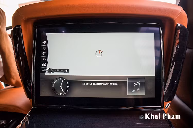 Khi cánh cửa được đóng lại, Rolls Royce Phantom VIII sẽ mang đến cho người dùng một không gian tĩnh lặng và tách biệt gần như hoàn toàn với bên ngoài. Để có được điều đó, hãng xe Anh quốc đã sử dụng nhiều vật liệu cách âm, lớp kính xe dày đến 6 mm.