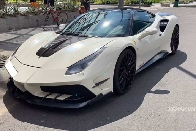 Gói nâng cấp mà hãng độ danh tiếng của Mỹ dành cho siêu xe Ferrari 488 GTB được lấy cảm hứng từ siêu phẩm Ferrari LaFerrari với nhiều đường cắt xẻ táo bạo trên thân xe và các chi tiết được ốp sợi carbon vừa có tác dụng "giảm cân" vừa tăng tính khí động học cho xe.