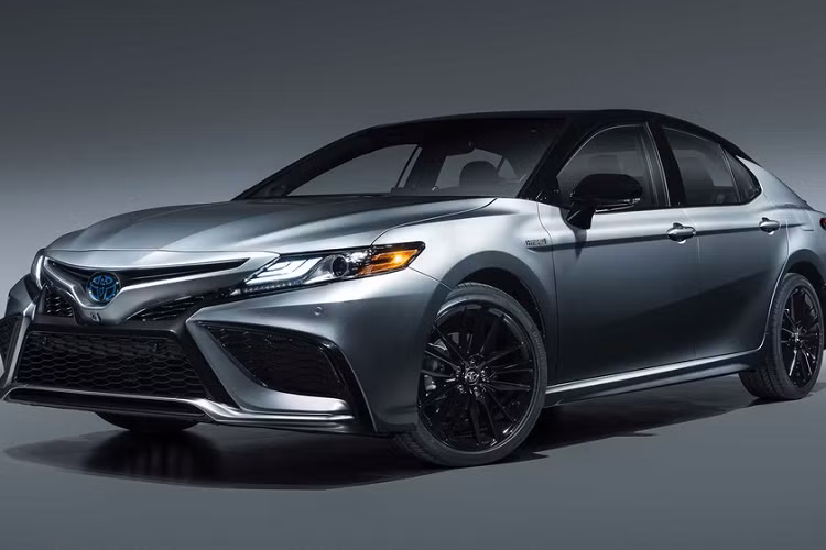 Nếu bạn đang tìm một chiếc sedan với động cơ hybrid, bạn nên xem qua chiếc Toyota Camry Hybrid 2021 mới. Điểm nhấn của Camry Hybrid 2021 là gói an toàn Toyota Safety Sense thế hệ 2.5 mới nhất. Đây là trang bị tiêu chuẩn trên Camry 2021.
