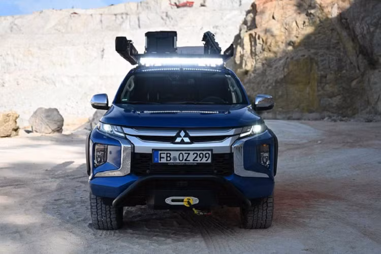 Mitsubishi Triton được tinh chỉnh để phục vụ cho những khác hàng đam mê cắm trại. Trên xe còn có lều bơm hơi GT Pick Up (4.044 USD), có kích thước 140 x 220 cm. Khi không sử dụng, phần lều này có thể gấp lại và nằm gọn gàng trên mui.