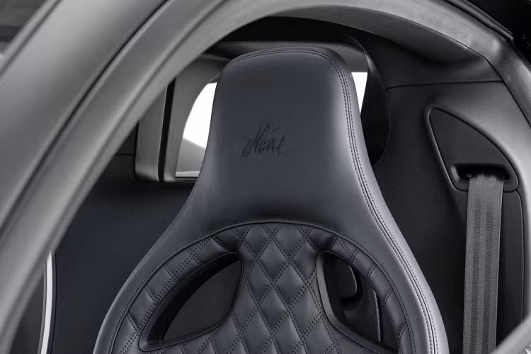 Ngay cả 4 ống xả titan hay nắp động cơ của biến thể này cũng được sơn đen mờ. Bước vào bên trong, khu vực nội thất được sử dụng gam màu tối với sơn đen bóng hoặc đen mờ trên các chi tiết nhôm, bộ ghế ngồi, cần số...
