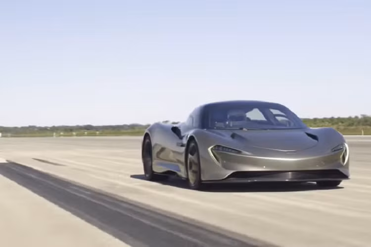 Bên cạnh nó, nó cũng cần phải có một hễ dẫn động đủ tốt để mang chiếc xe lên tốc độ tối đa 403 km/h. hãng siêu xe McLaren sử dụng hệ dẫn động hybrid với động cơ V8 tăng áp kép làm trọng tâm và được bổ sung năng lượng bằng hệ dẫn động hybrid, tạo công suất cực đại 1.036 mã lực và mô-men xoắn tối đa 1.150 Nm.